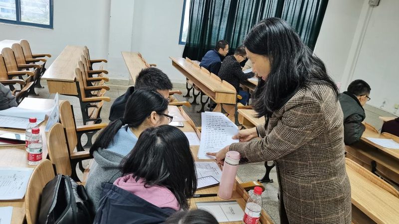 成人高考专升本毕业时间通常为2.5-3年。具体毕业时间取决于以下因素：